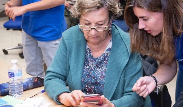 Fundación Telefónica lanza 'Reconectados' para impulsar las competencias digitales de los mayores