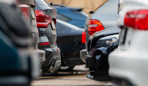 ¿Problemas para aparcar en línea? La DGT explica en un vídeo la mejor manera de hacerlo 