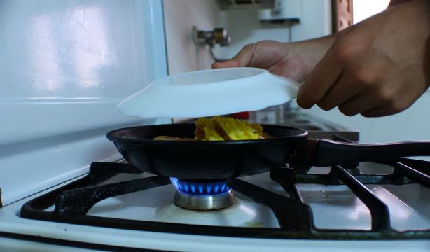 El truco de José Andrés para darle la vuelta a la tortilla más fácil