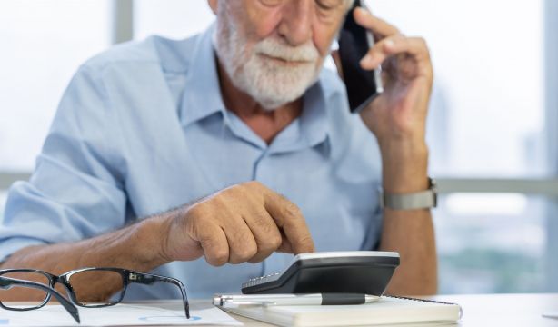 ¿Cómo se solicita el complemento a mínimos en la pensión?