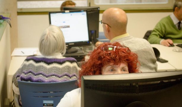 Las entidades CECA destinan 557.000 euros para dar formación financiera a 2,3 millones de mayores . Foto: EuropaPress