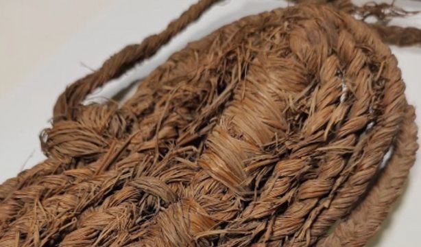 Localizan las sandalias de esparto más antiguas de Europa en una cueva de Granada