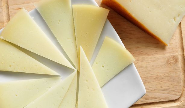 La OCU revela cuáles son los mejores quesos semicurados de mezcla del supermercado. Foto: Bigstock