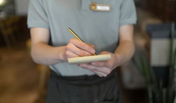 La reacción de un camarero ante una insólita propuesta laboral: "¿Me estás vacilando?"