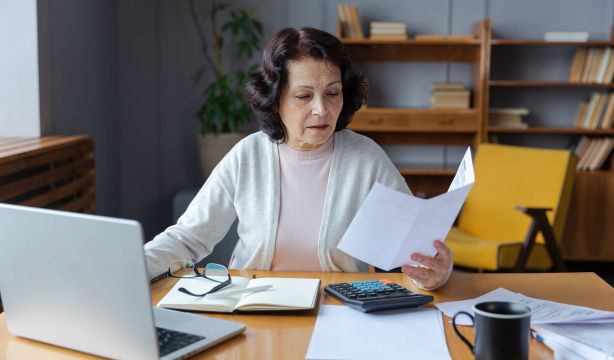 ¿Se puede cobrar la pensión si tenemos deudas con la Seguridad Social? Foto: Bigstock