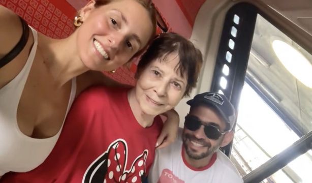 VÍDEO: Cumplen el sueño de su abuela llevándola por sorpresa a Disneyland