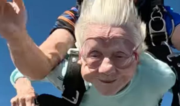 Una mujer salta en paracaídas a los 104 años para convertirse en la persona más longeva en lograrlo. Foto: Instagram
