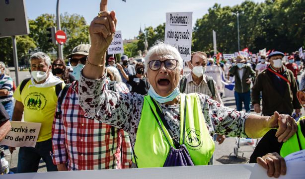 EuropaPress 3977830 mujer grita manifestacion contra recorte presupuesto pensiones servicios