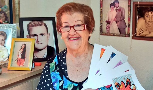 Abuela y nieta arrasan en las redes con sus diseños de punto de cruz: "Me da vida". Foto: Redes Sociales