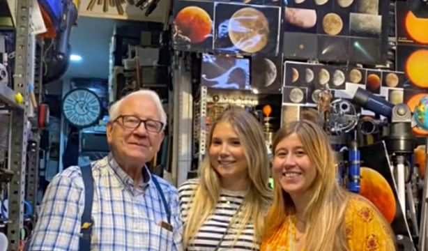 Las redes hace su magia y llenan de gente la tienda de Antonio, un hombre a punto de jubilarse