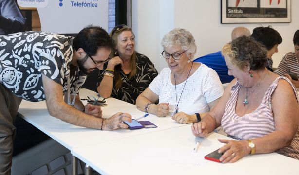 “Reconectados” llega a A Coruña con talleres para las personas mayores