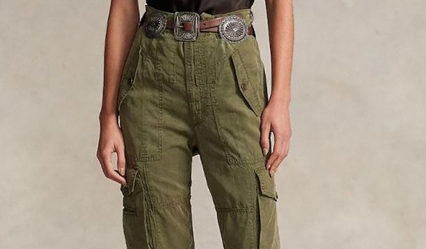 Pon un pantalón cargo en tu armario