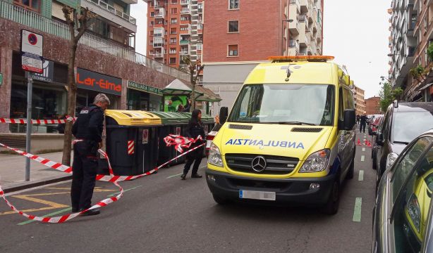 La huelga de ambulancias en Euskadi deja a decenas de mayores sin servicio