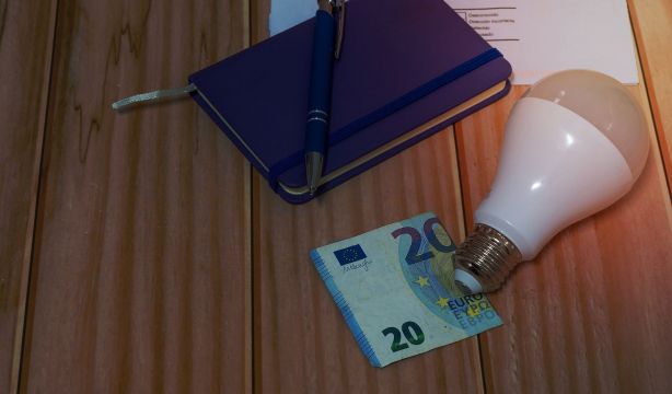 La OCU acusa a las eléctricas de "engañar" con el término fijo de la factura