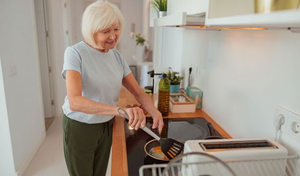 Una ingeniera de alimentos explica las 3 cosas que nunca debes hacer en la cocina