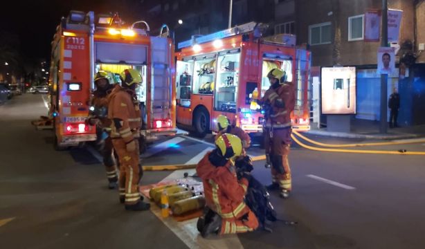 Encuentran herido con una puñalada a un hombre en el incendio de una vivienda en Valencia