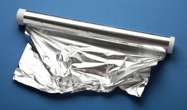 Con este sencillo truco conseguirás cortar el papel de aluminio recto