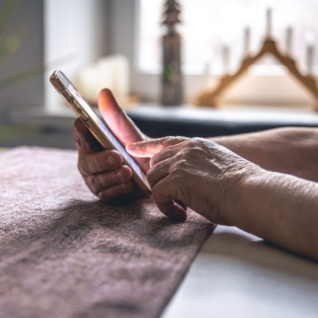 Desmontando el edadismo digital: hacerse mayor no implica usar menos las nuevas tecnologías Desmontando el edadismo digital: hacerse mayor no implica usar menos las nuevas tecnologías