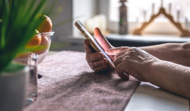 Desmontando el edadismo digital: hacerse mayor no implica usar menos las nuevas tecnologías