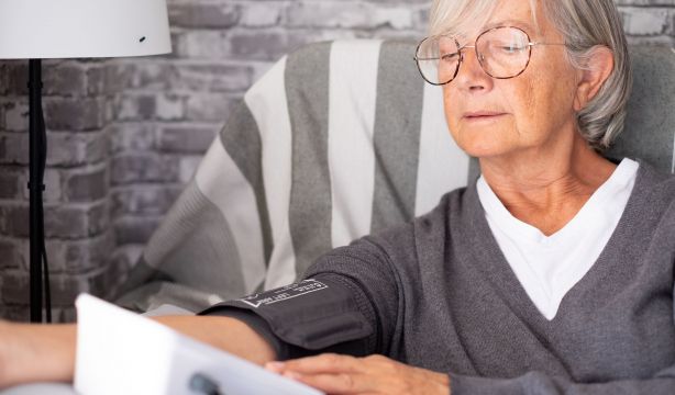 Descubren la relación entre la hipertensión y el riesgo de demencia en personas mayores. Foto: Bigstock