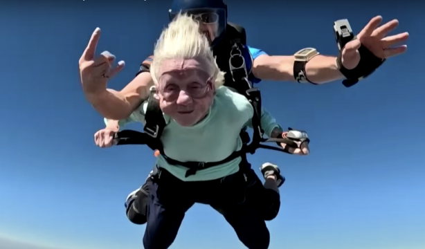 La persona más longeva en saltar en paracaídas muere solo unos días después de lograr el récord