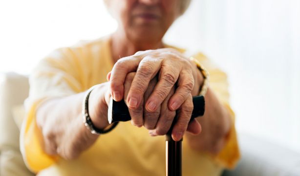 Alerta por intentos de estafa en residencias de mayores de Asturias: así actúan los delincuentes