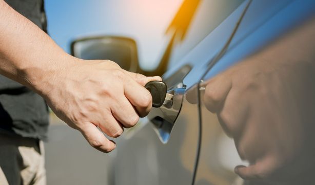 Los trucos de la Policía para que no te roben el coche cuando está aparcado