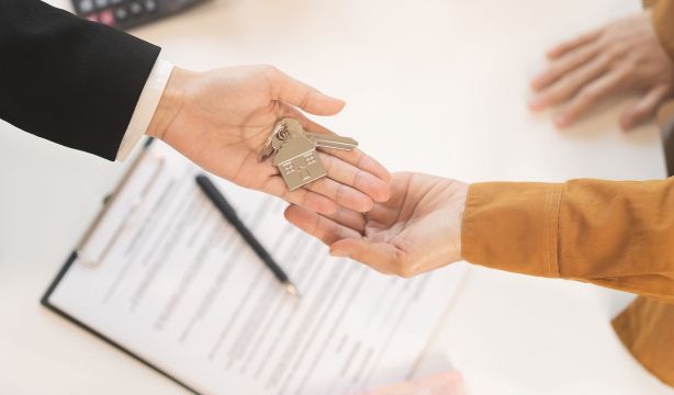 Huyendo del euríbor: aumentan los españoles que compran vivienda a 'tocateja'