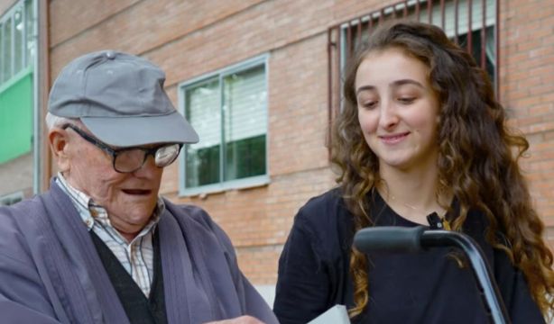 Antonio, el hombre que se hizo viral por pedir que le hicieran una foto, recibe una emotiva sorpresa
