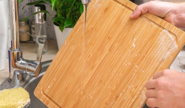 El truco infalible de TkTok para dejar la tabla de cortar de madera como nueva