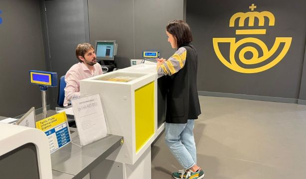 Los clientes de BBVA podrán retirar efectivo en las oficinas de Correos de toda España
