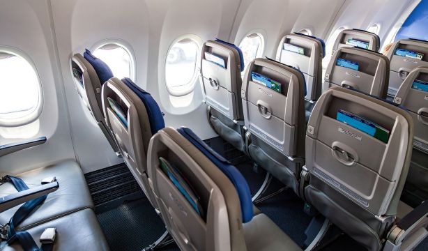 La razón por la que es obligatorio subir la ventanilla del avión en el despegue y el aterrizaje