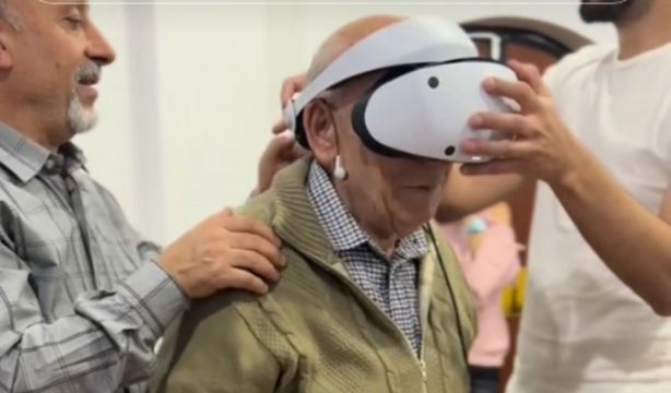 VÍDEO: La reacción viral de un hombre mayor al probar unas gafas de realidad virtual