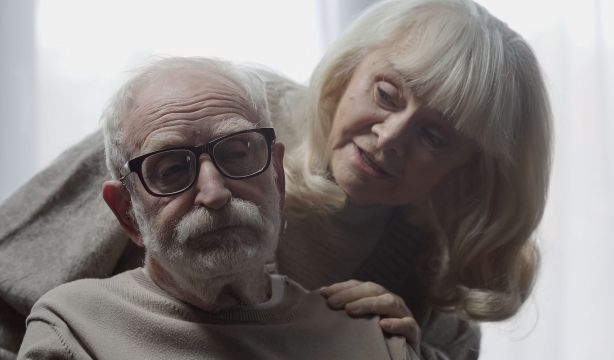 La mayoría de personas cuidadoras son mujeres mayores que no reciben apoyo ni ayudas