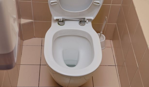 Un técnico de emergencias advierte del error que todos cometemos al tirar de la cadena