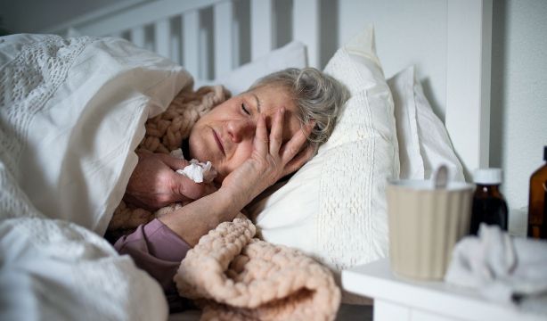 Descubren por qué te duele la cabeza cuando tienes gripe: esta es la razón