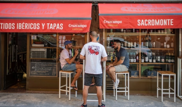 ¿Me pueden cobrar en un bar por la leche del café, el hielo, el pan o el agua? Esto dice la OCU