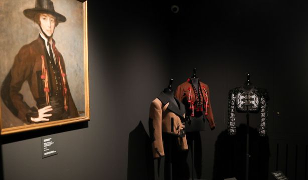 La Casa de Alba abre sus armarios para una exposición que resume dos siglos de moda