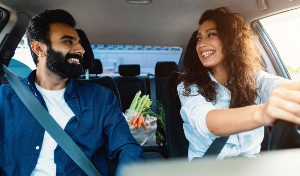¿Qué multa te pone la DGT por llevar bolsas en el asiento trasero del coche?