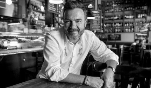 El restaurante de Barcelona que solo busca camareros mayores de 50 años: "Hay que apostar por ellos"