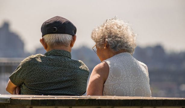 Lanzan una guía práctica sobre acceso a servicios esenciales y participación de los mayores