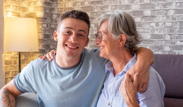 Convivencia solidaria: lanzan un programa de alojamiento alternativo entre universitarios y mayores. Foto: Bigstock