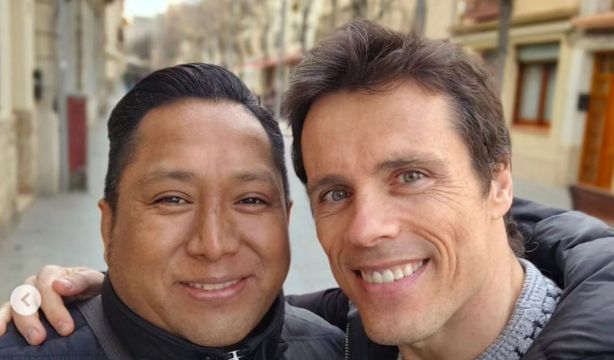 El aplaudido gesto del actor Octavi Pujades con el cuidador de su padre fallecido. Foto: Instagram