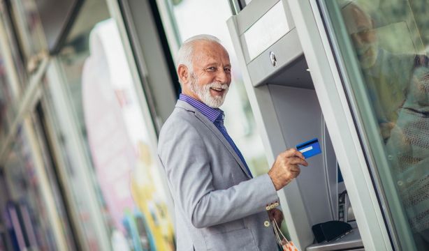 ¿Vas a retirar dinero del cajero automático? Sigue estos consejos de la Policía
