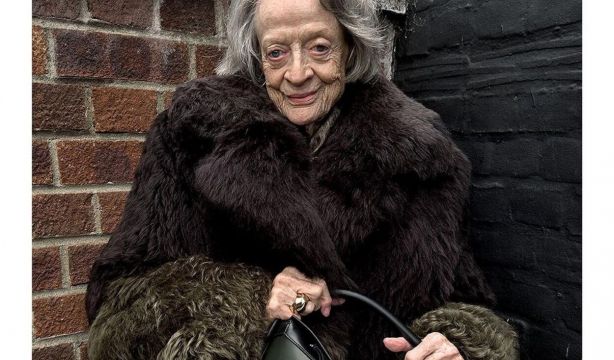 Loewe se suma a la revolución sénior: la actriz Maggie Smith, de 88 años, nueva imagen