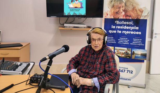 Milagros, la 'podcaster' centenaria, ganadora del XV Concurso de Relatos de Fundación "la Caixa"