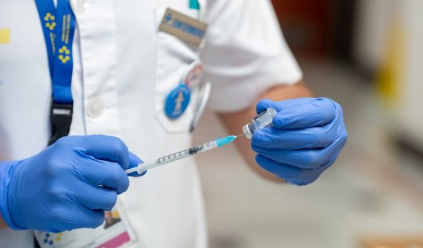 ¡Cuidado! Vuelve la estafa que utiliza la vacuna del Covid para hackearte el móvil