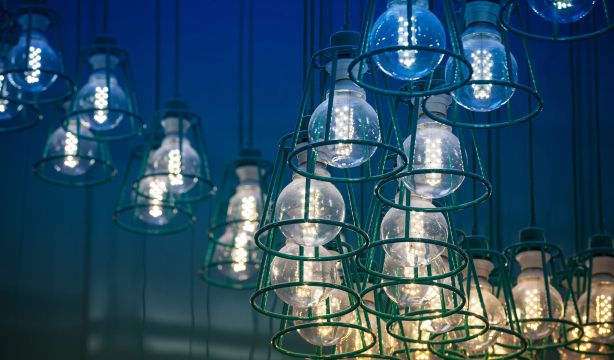 La CNMC reclama a las eléctricas informar mejor cuando revisen los precios de los contratos