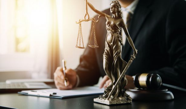 La Justicia obliga a dos hombres de más de 40 años a dejar la casa de su madre e independizarse 