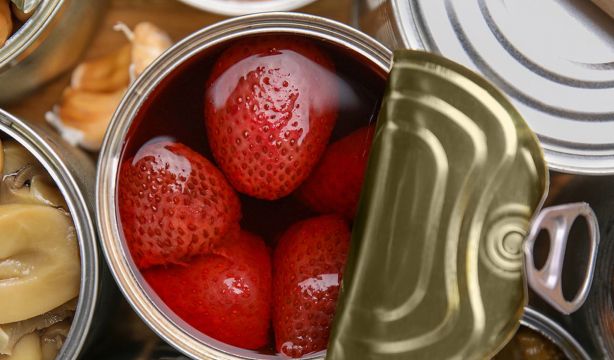 ¿En qué debes fijarte al comprar una lata de conserva?